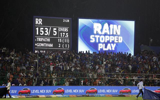 Rain stops play between DD nd RR