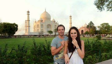 AB villiers with wife at Taj Mahal